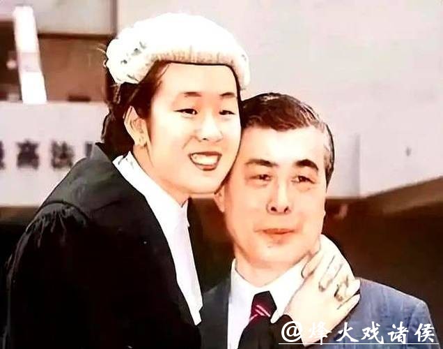 她相貌平平，却拿捏两位千亿富豪，为老头连生两子，现是豪门董事